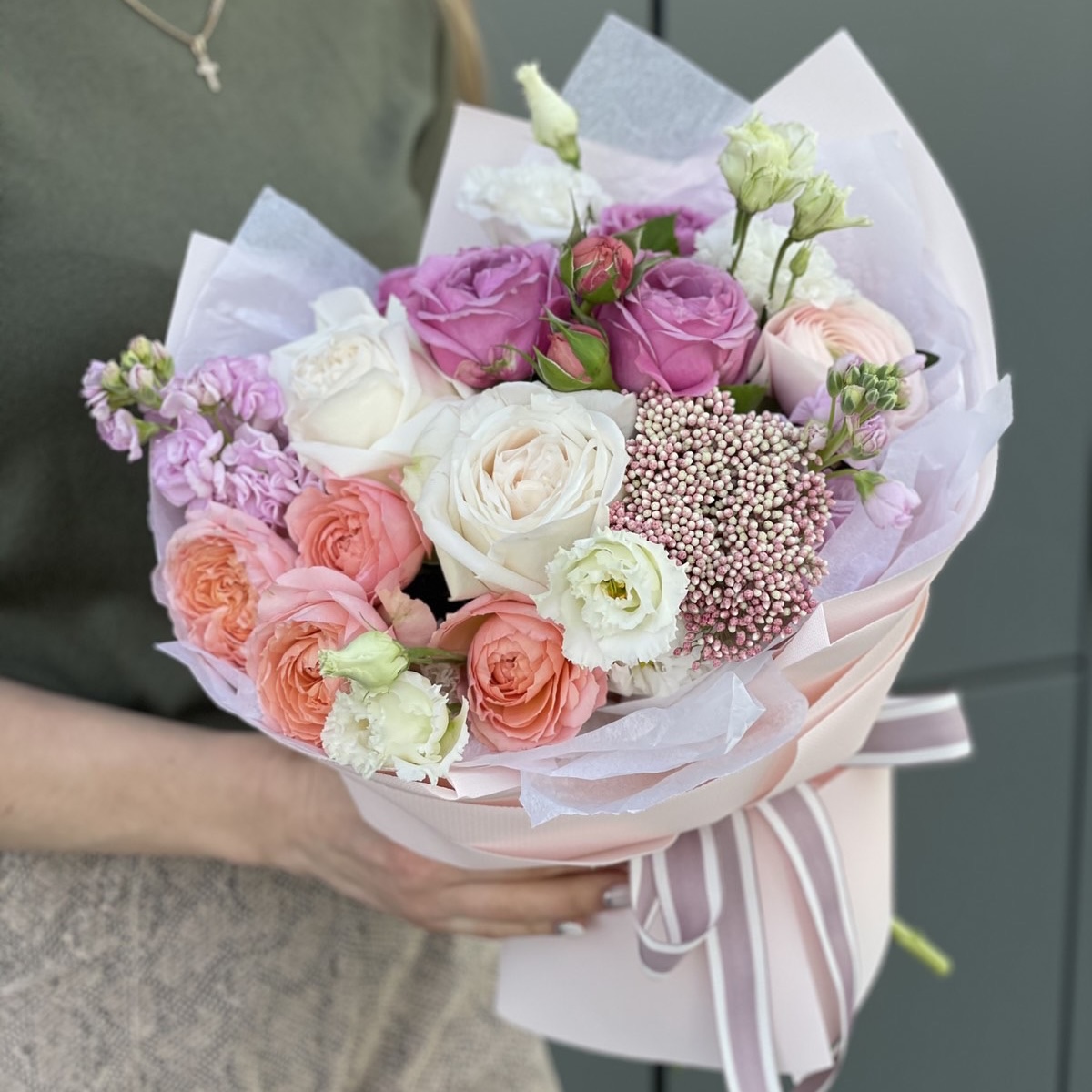 Букет Адажио из озотамнуса, маттолы, кустовых и одноголовых пионовидных роз и ранункулюса