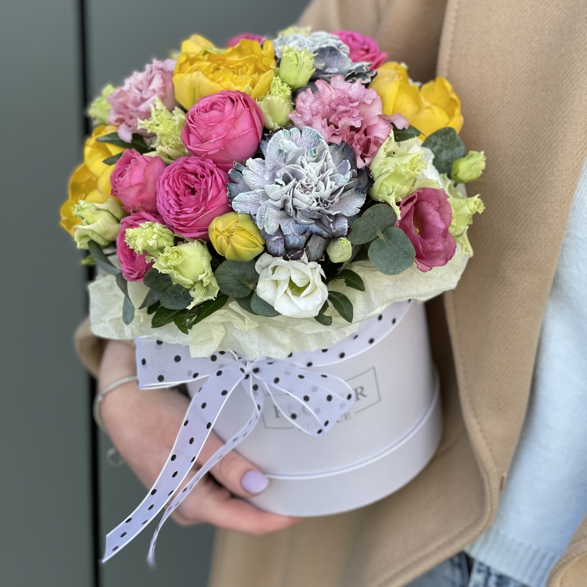 Коробка Цветочные леденцы из кустовых роз, тюльпанов и диантуса