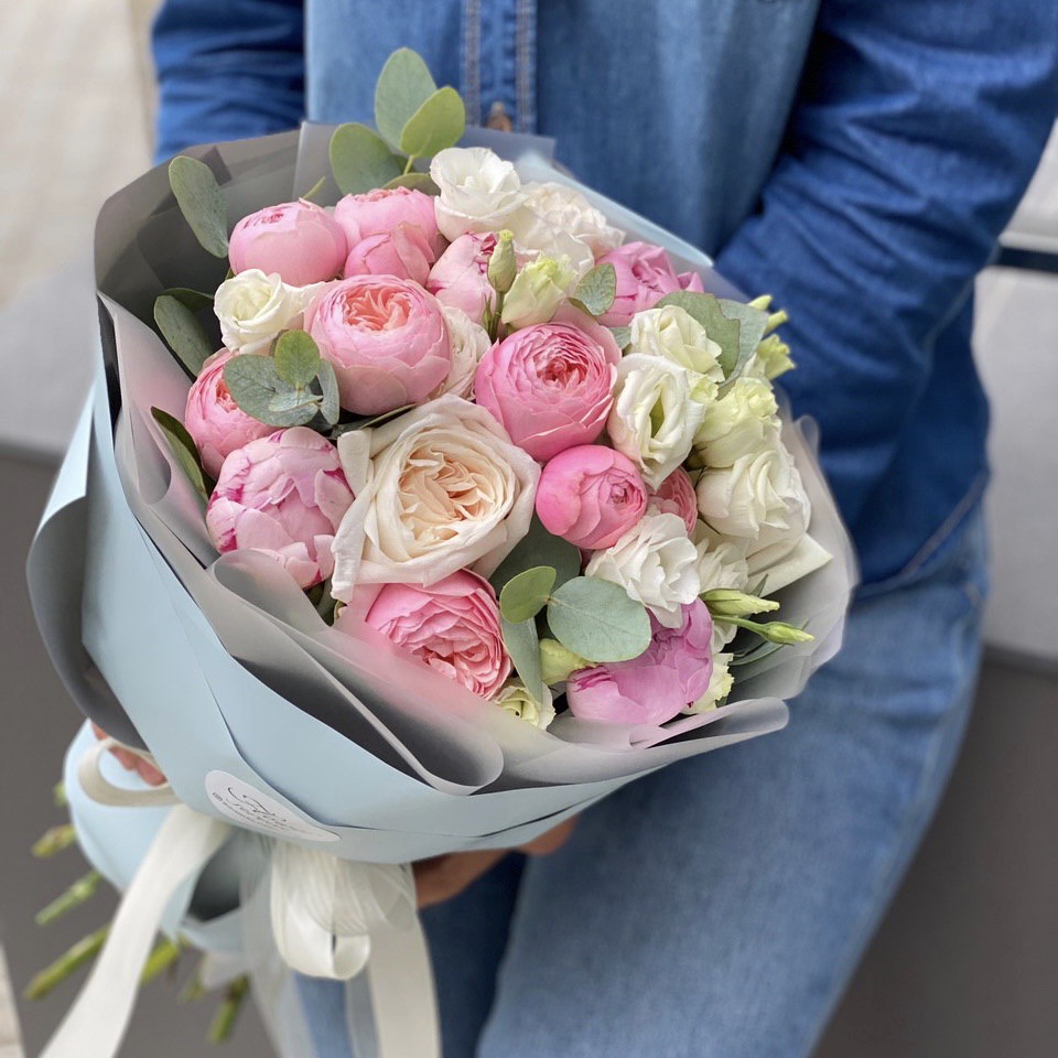 Букет из эустомы, кустовой пионодивной и одноголовой розы Пина Колада