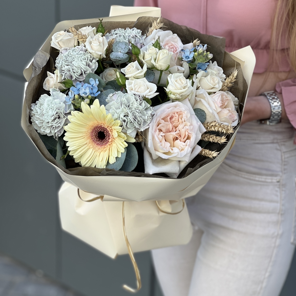 Букет Сиена из герберы, колосков, розы сорта охара, диантуса, оксипеталума