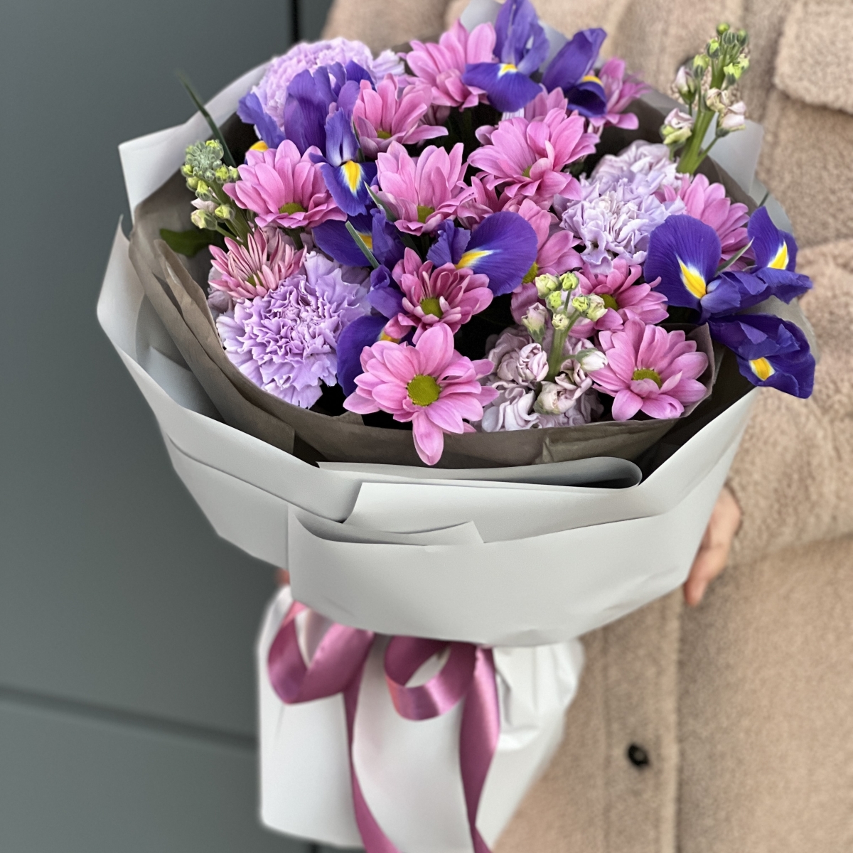 Букет Нелли из ирисов, маттиолы, хризантемы и диантуса