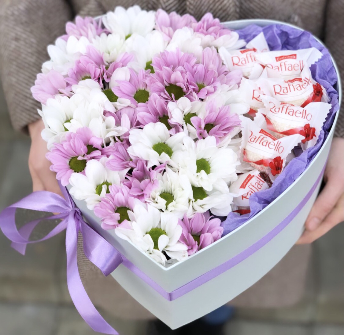 Коробка Сердце красавицы из хризантемы и Raffaello