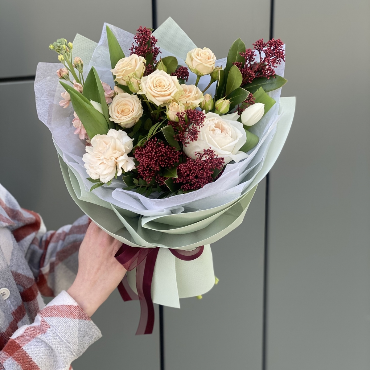 Букет Оливия из маттиолы, скиммии, тюльпанов и роз