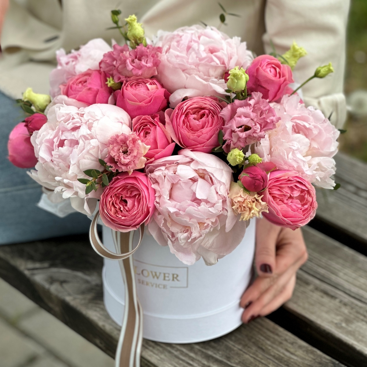 Коробка Эмили из пионов и кустовой розы