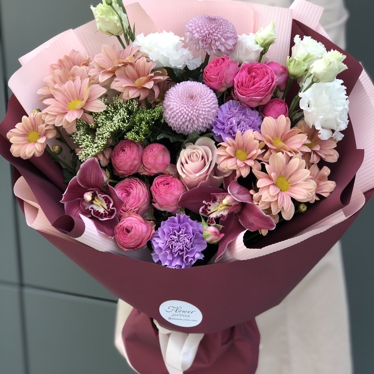 Букет из эустомы, кустовой пионовидной розы и хризантемы Приятное воспоминание