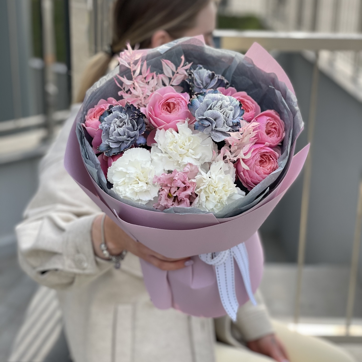 Букет Флай из диантуса, кустовой пионовидной розы и эустомы