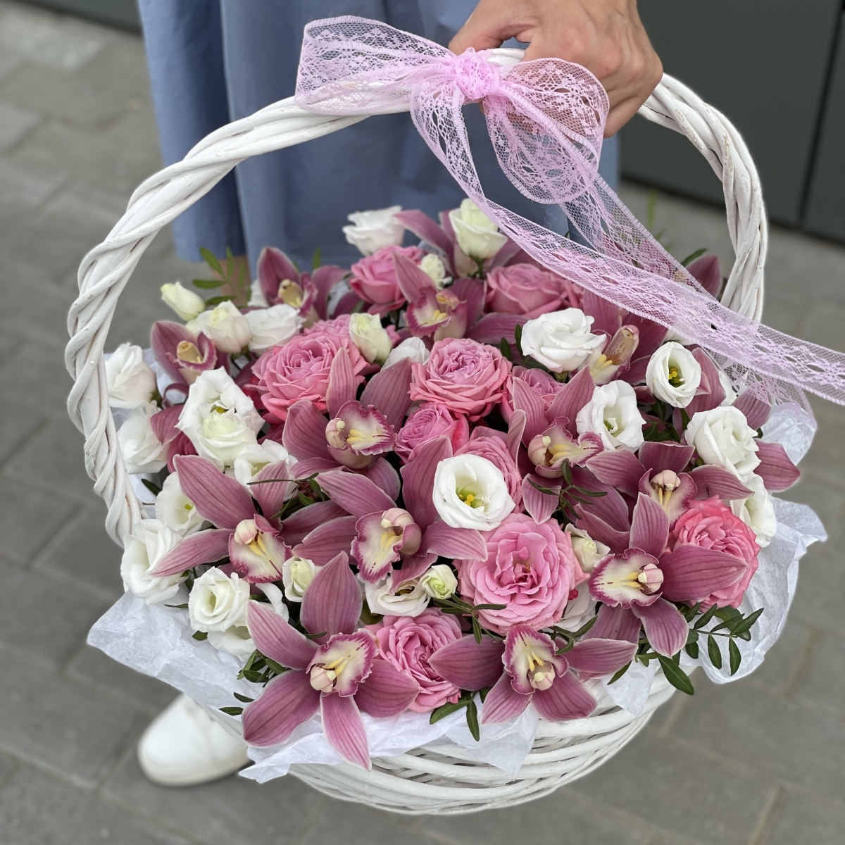 Корзина Розовое наслаждение из цимбидиума, роз и эустомы