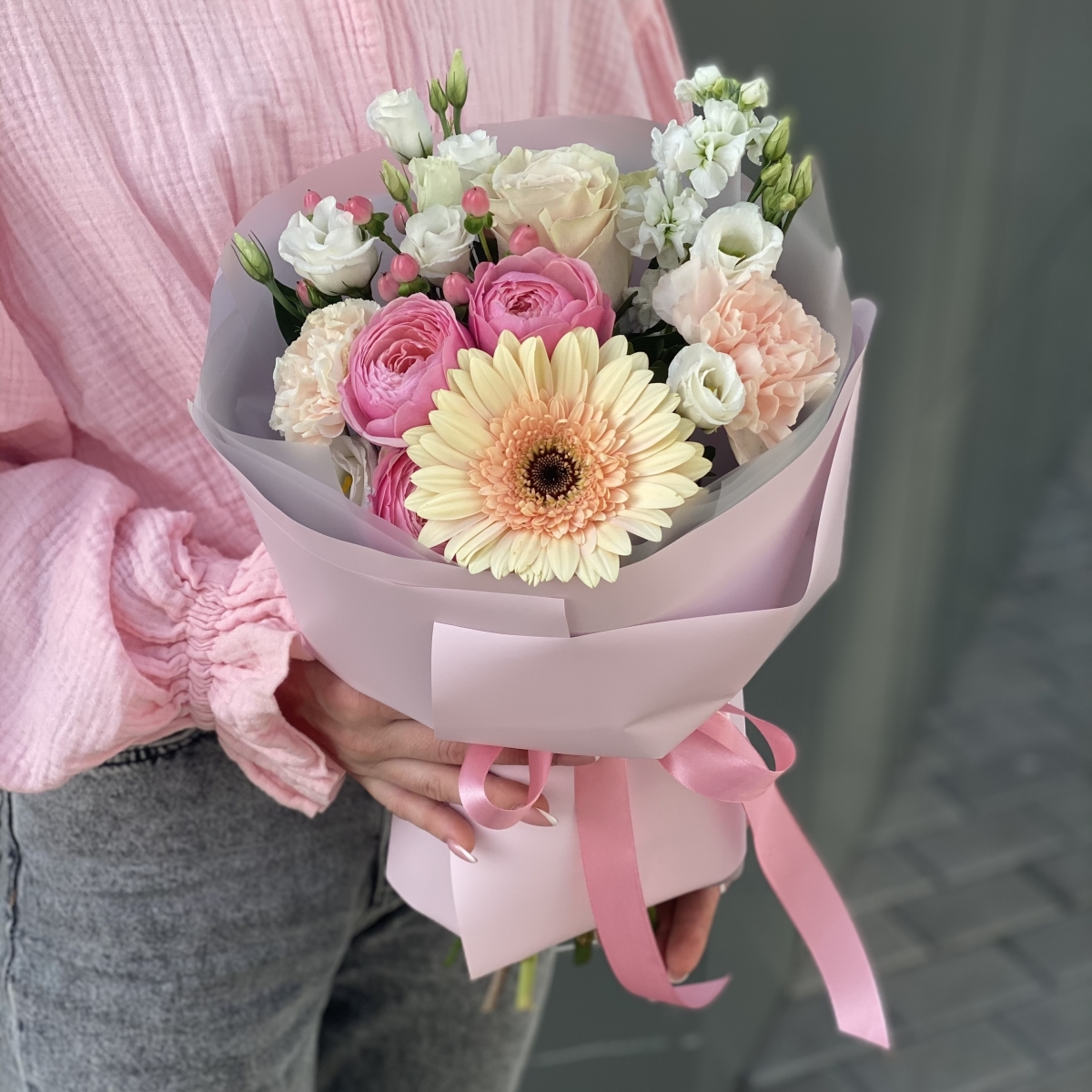 Букет Прекрасного дня из герберы, пионовидной кустовой розы, эустомы и гиперикума