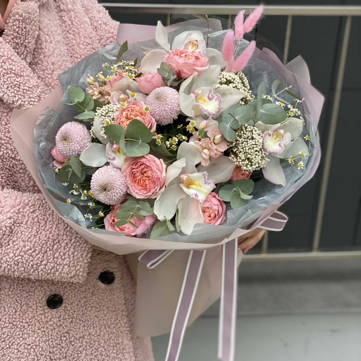 Букет Дыхание нежности из роз, цимбидиума, озотамнуса, танацетума, маттиолы и лагуруса