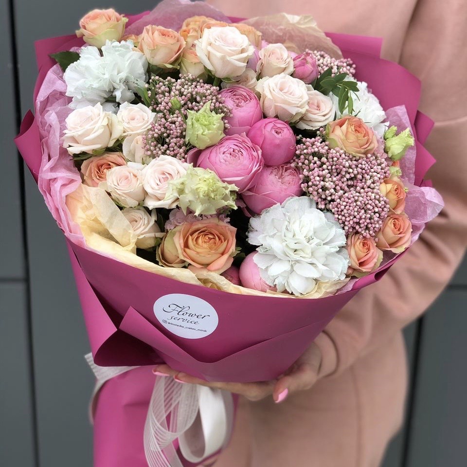 Букет из кустовой розы, диантуса и озотамнуса Ягодный зефир