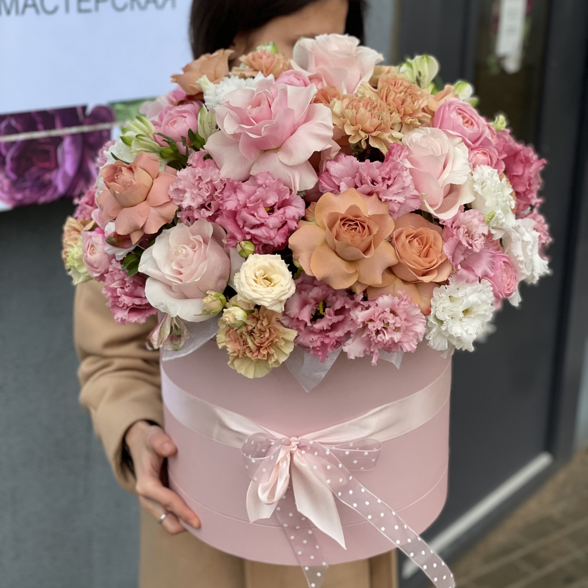 Коробка Счастливое время из роз, диантуса, эустомы и альстромерии