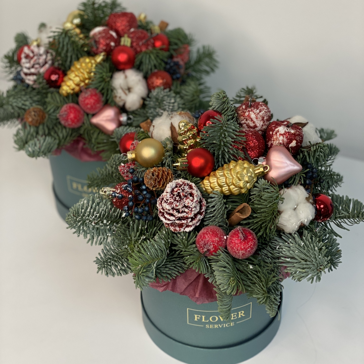 Композиция Изумруд из нобилиса и праздничногодекора