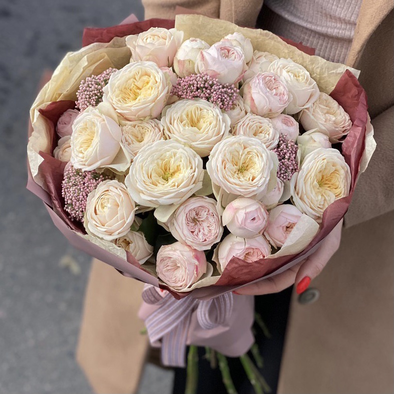 Букет из кустовых пионовидных роз и озотамнуса Ванильный смузи