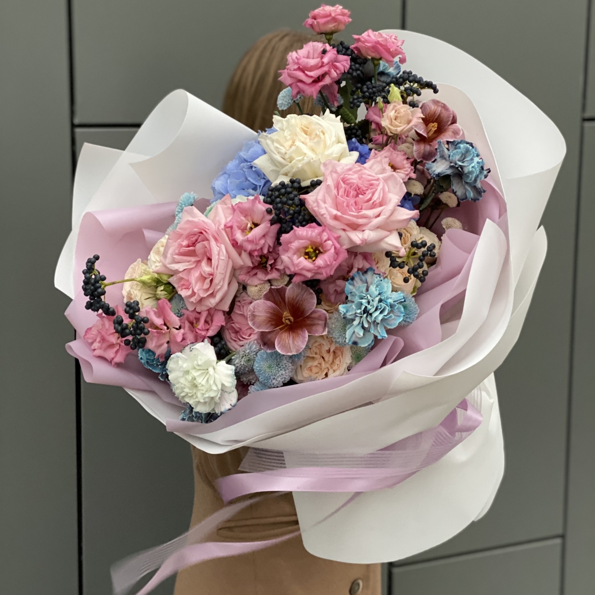 Букет Бархатный сезон из эустомы, вибурнума, диантуса, тюльпанов, хризантемы вип, роз и гортензии