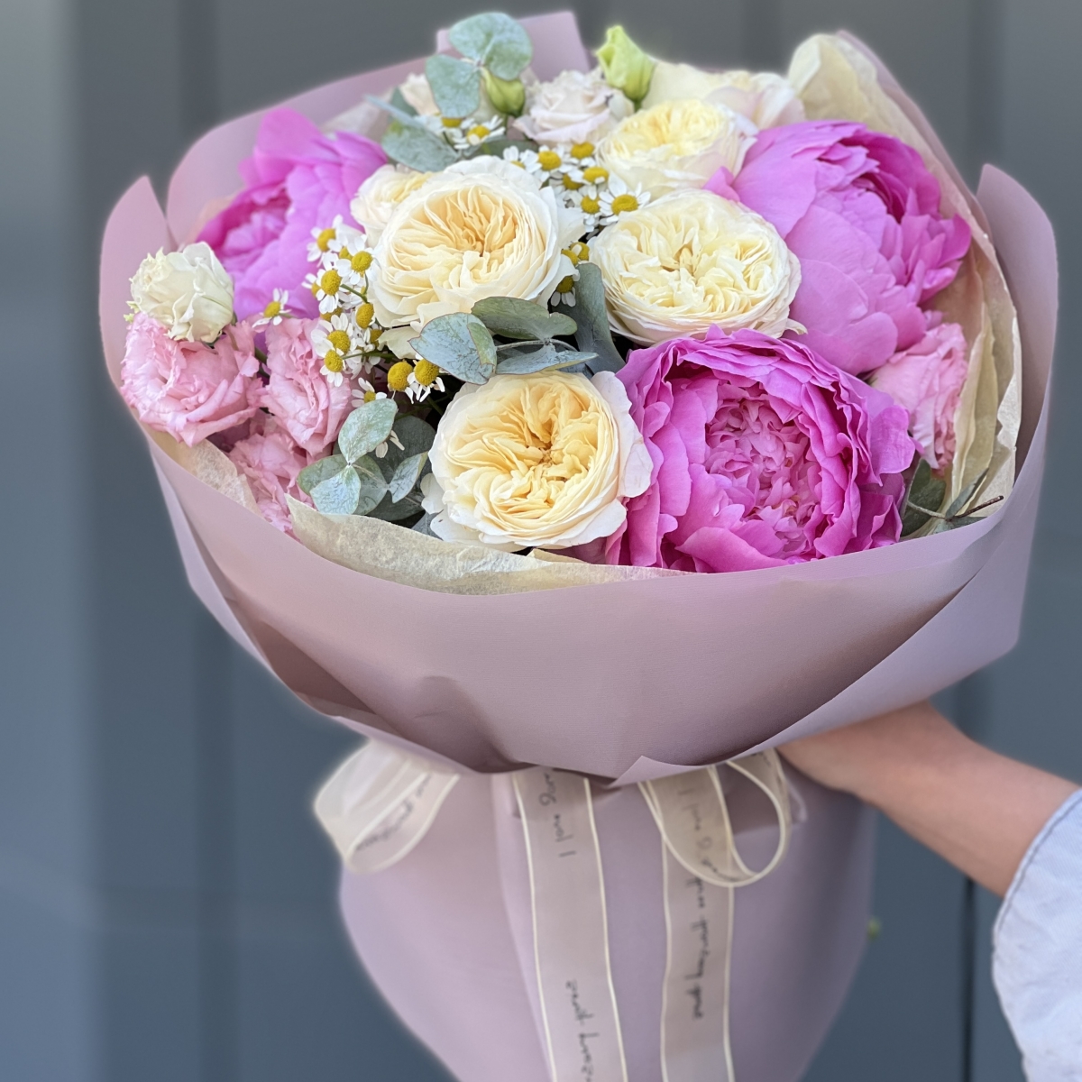 Букет Севилья из кустовых пионовидных роз, танацетума, эустомы и пионов