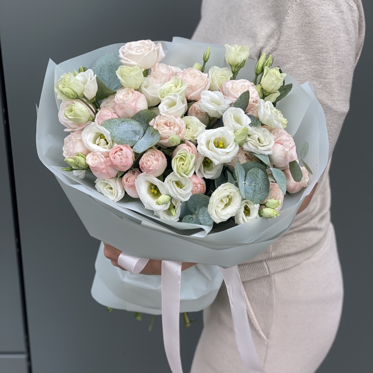 Букет Афина с эустомой и кустовыми розами