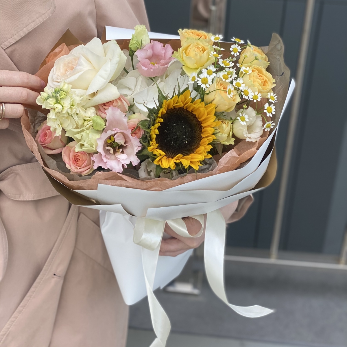 Букет Осенняя соната из подсолнуха, маттиолы, роз, гортензии и танацетума