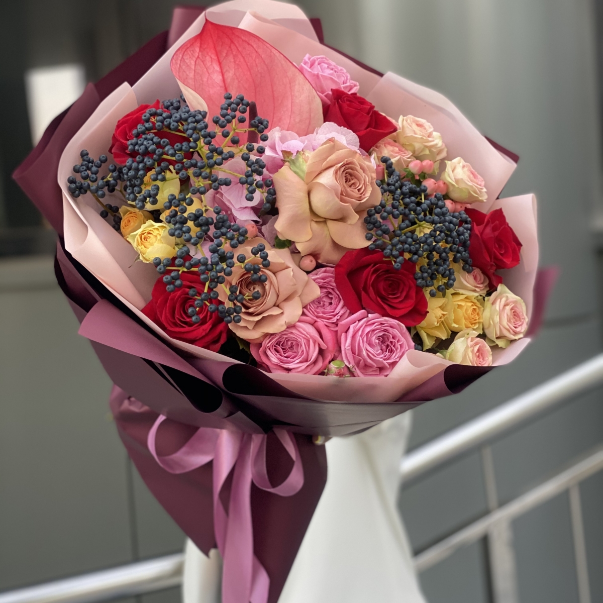 Букет Жаркая осень из антуриума, вибурнума, гортензии и роз сорта капучино, артезии