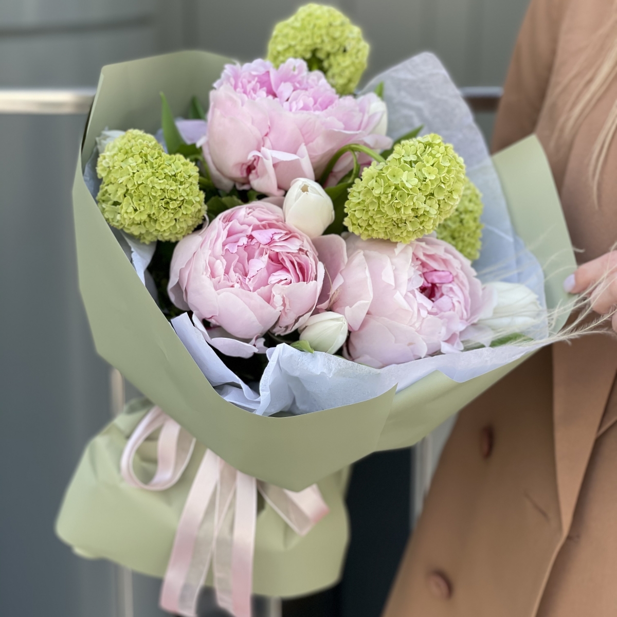 Букет Блум Стандарт из пионов, тюльпанв и вибурнума