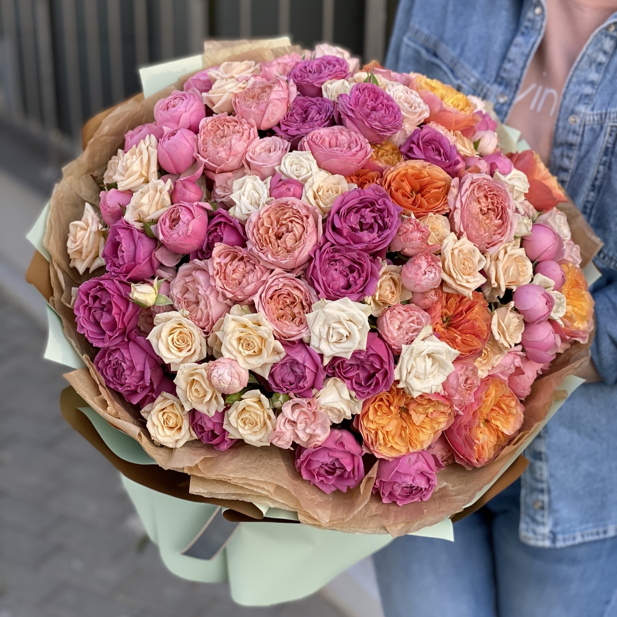 Букет из кустовых пионовидных роз Счастливый день