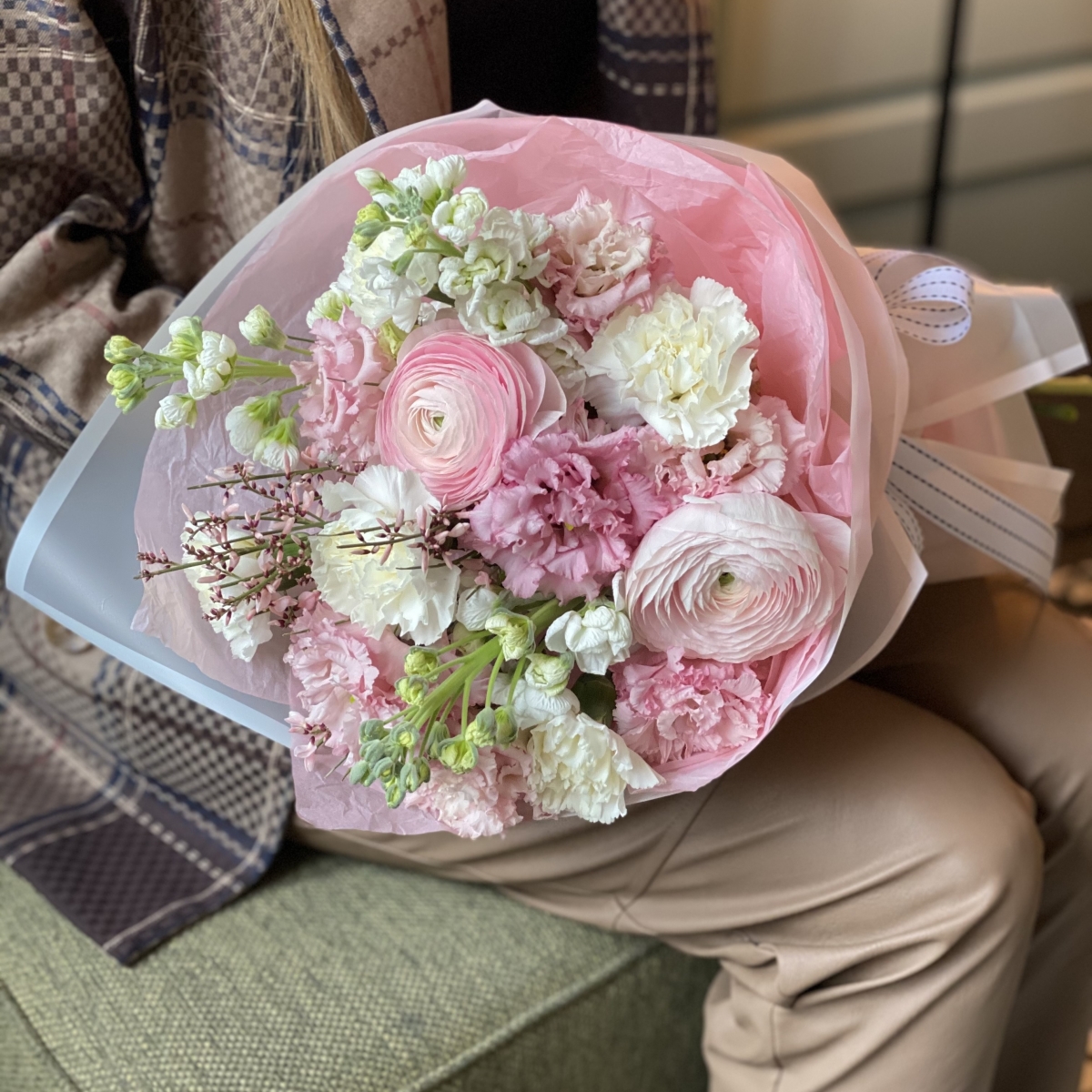 Букет Конфетка из ранункулюсов, маттиолы, генисты и эустомы