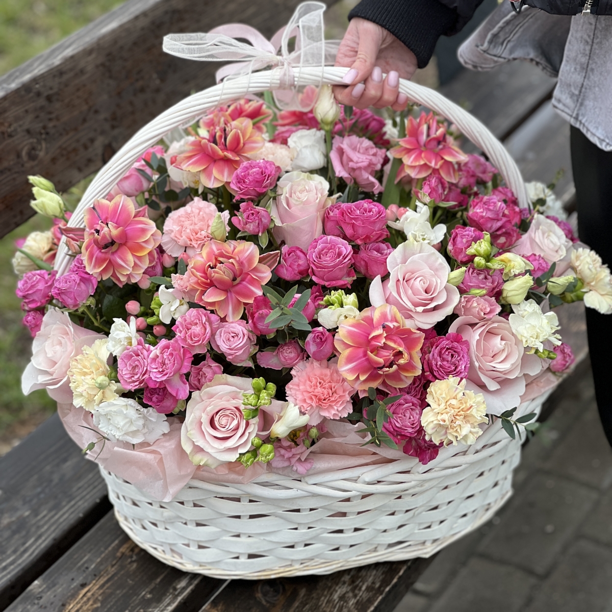 Корзина Семицветик из тюльпанов сорта колумбус, гиперикума, пионовидных кустовых роз, фрезии, диантуса, эустомы и эвкалипта