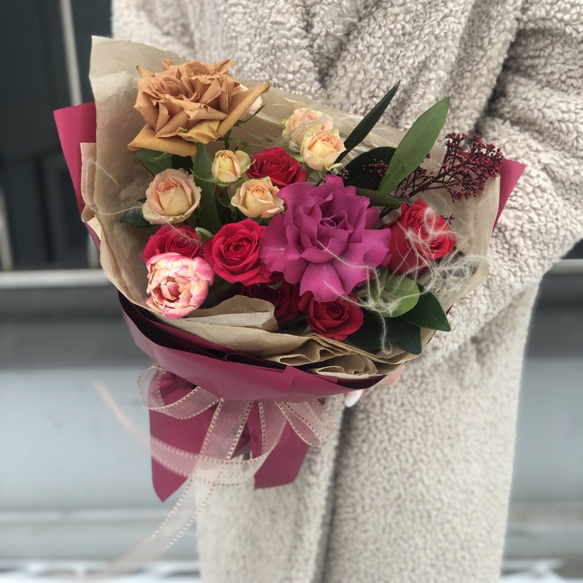 Букет Краски жизни Мини из роз сорта капучино, аскот, квинси, скиммии, тюльпанов и стифы