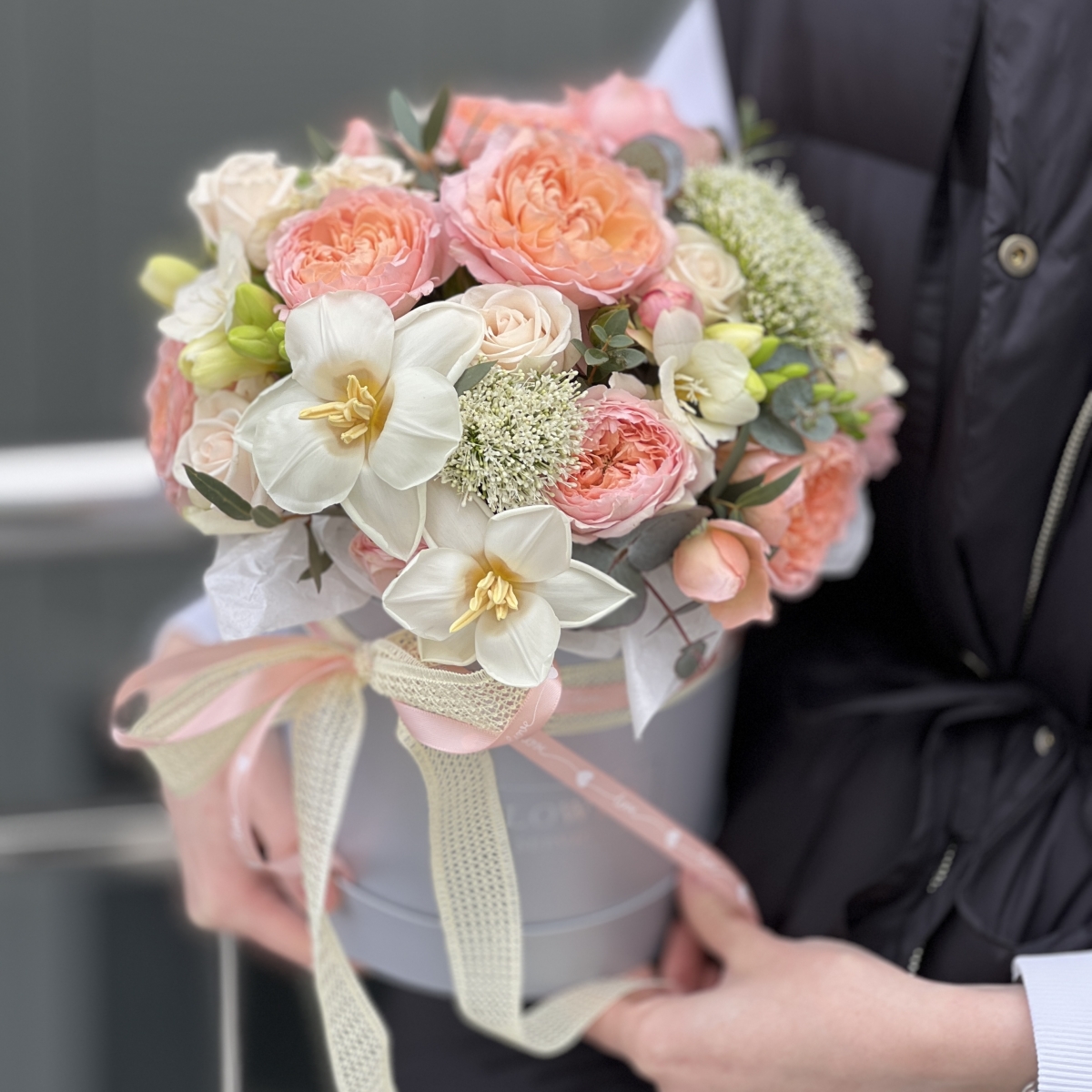 Коробка Мия из тюльпанов, фрезии, трахелиума и кустовых пионовидных роз