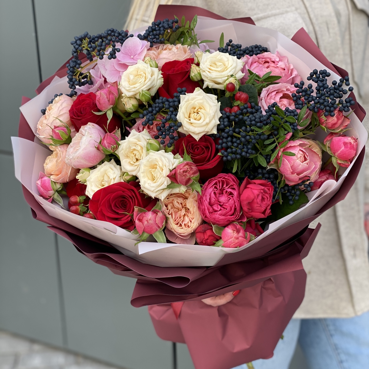 Букет из кустовой пионовидной розы сорта фроузен, каталина свит, джульетта, гортензии и вибурнума Кармен