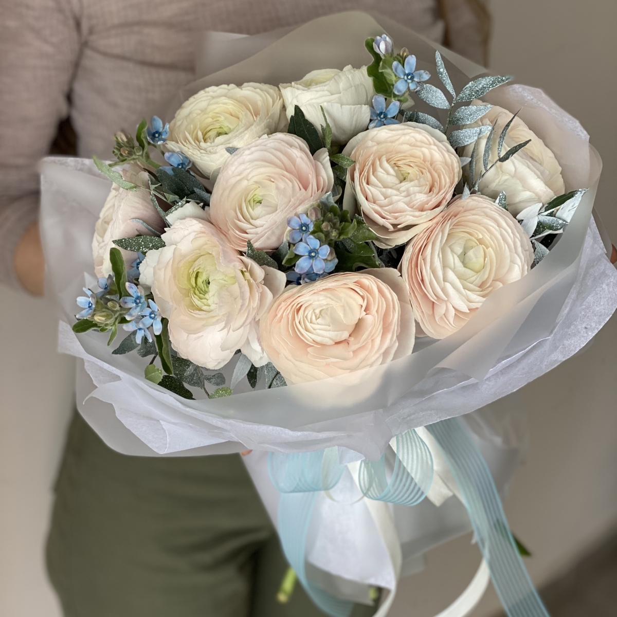 Букет Сорренто из ранункулюсов и оксипеталума