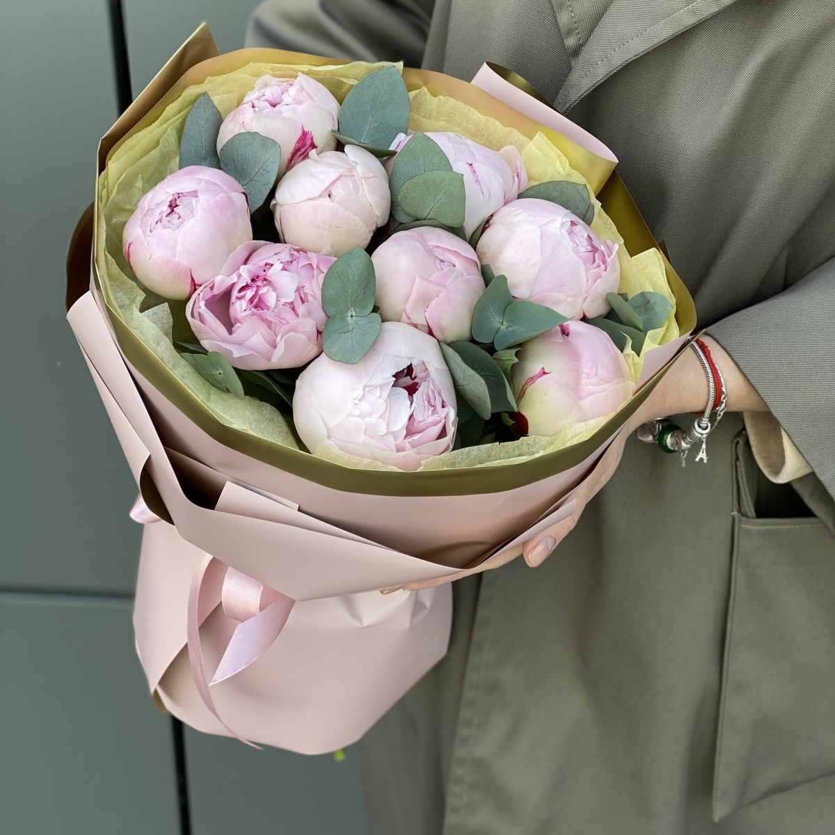 Букет Нежное утро из 9 пионов и эвкалипта