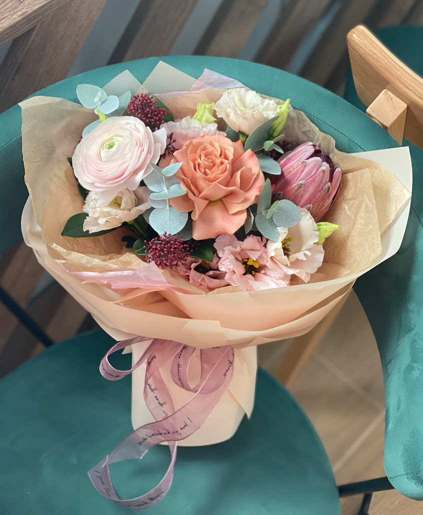 Букет Бониссимо из ранункулюса, протеи, скиммии, эустомы, розы сорта капучино