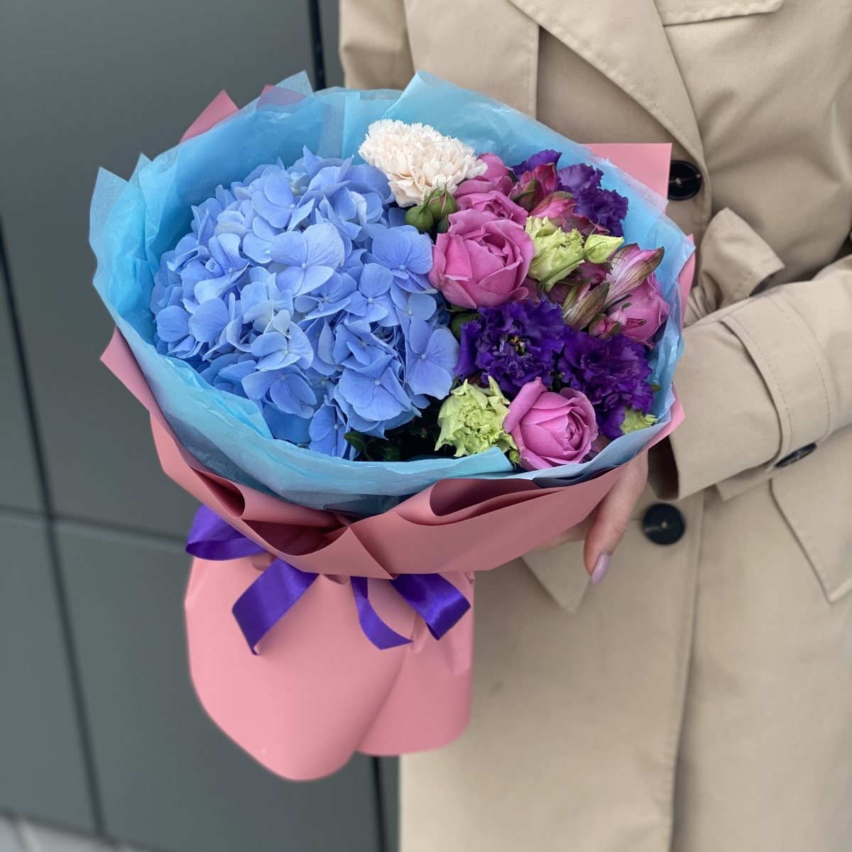 Букет Лазурное небо из гортензии, альстромерии, эустомы и кустовой розы