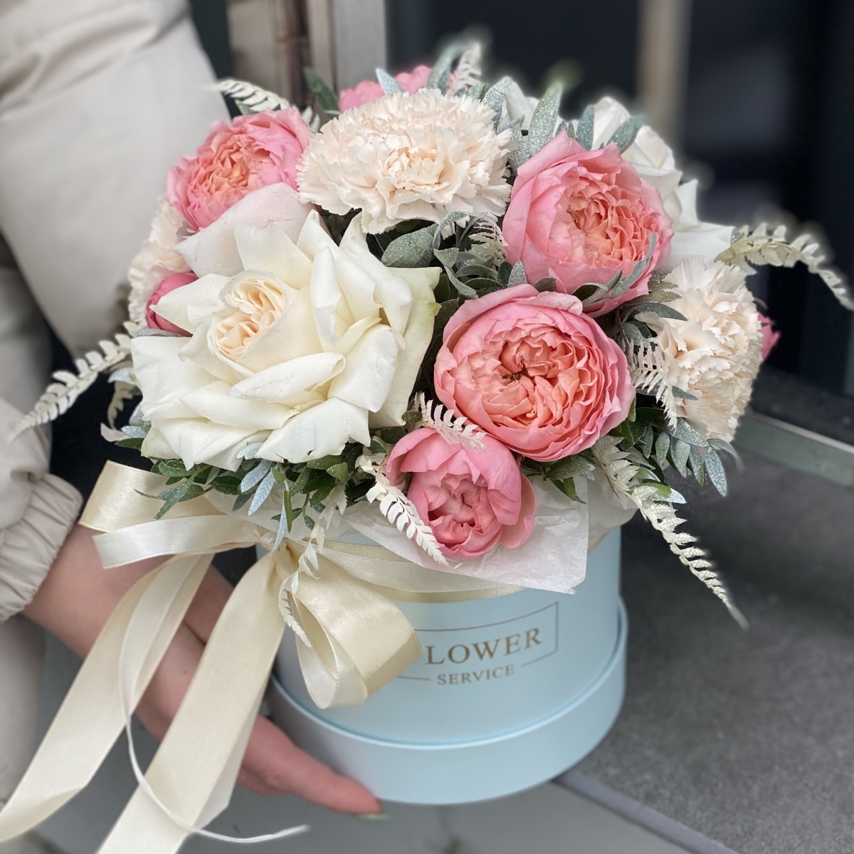 Коробка Блюз из пионовидных кустовых роз и диантуса