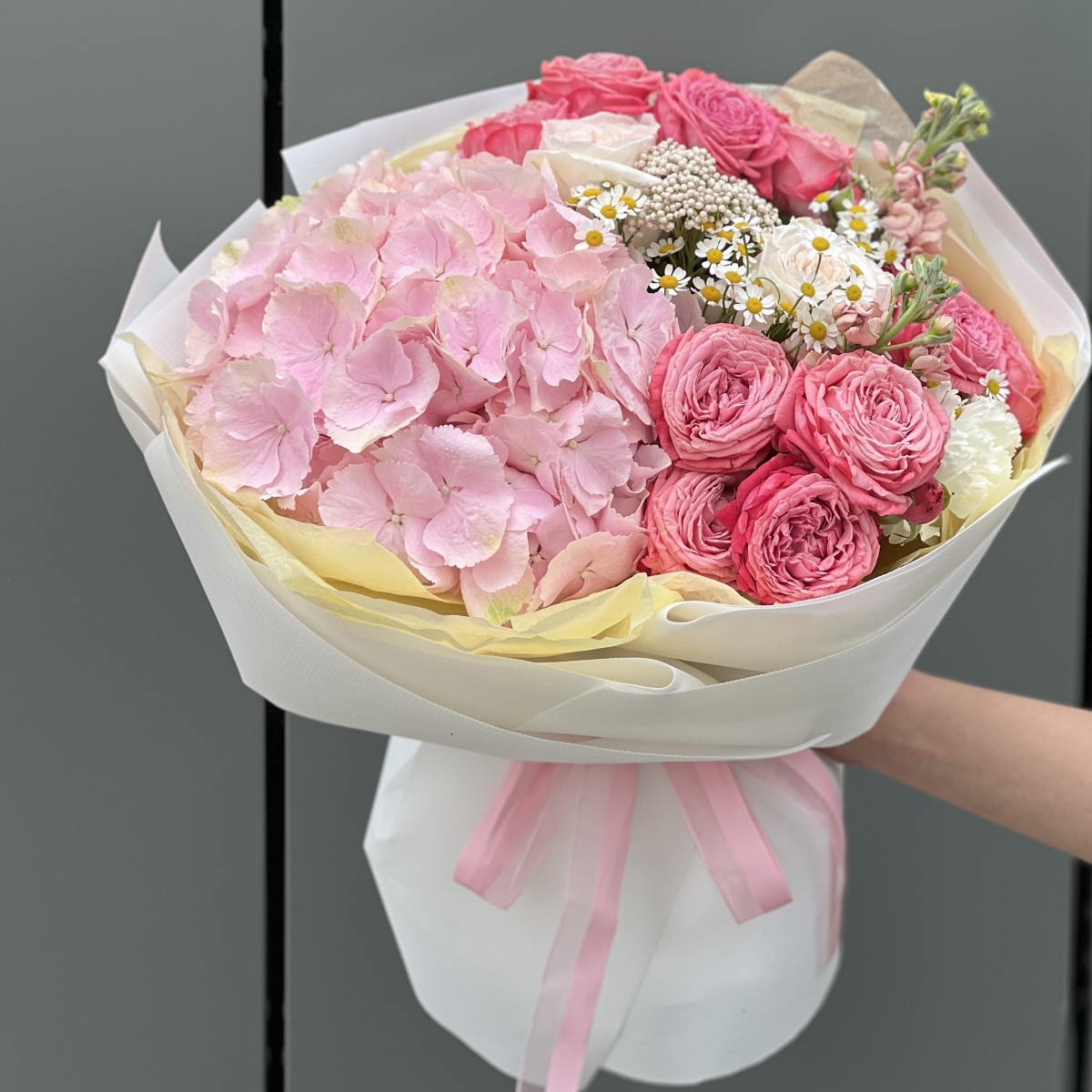 Букет Летний месяц из гортензии, танацетума, озотамнуса, маттиолы, роз сорта артезии и охары,