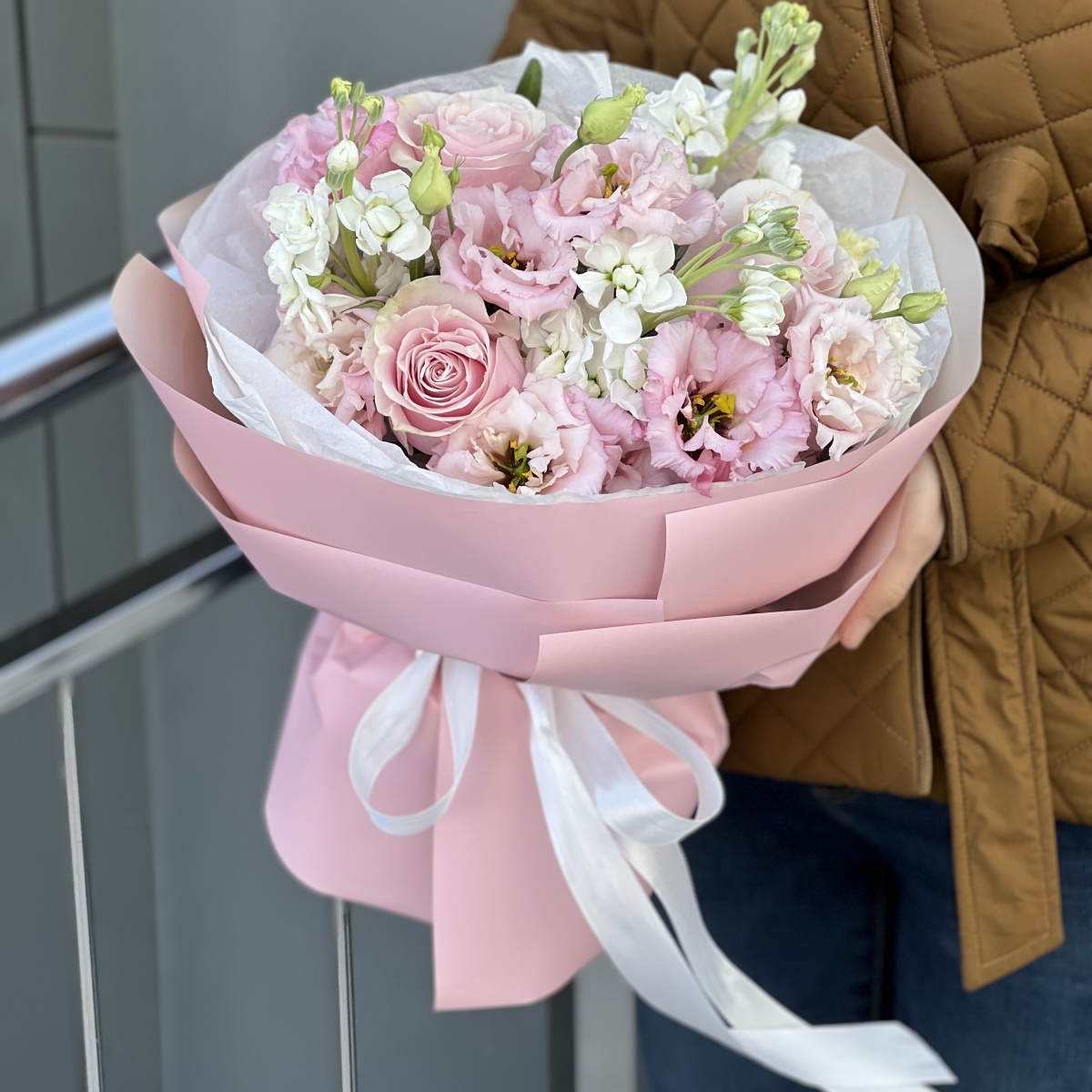 Букет Вечная Любовь из маттиолы, эустомы и роз