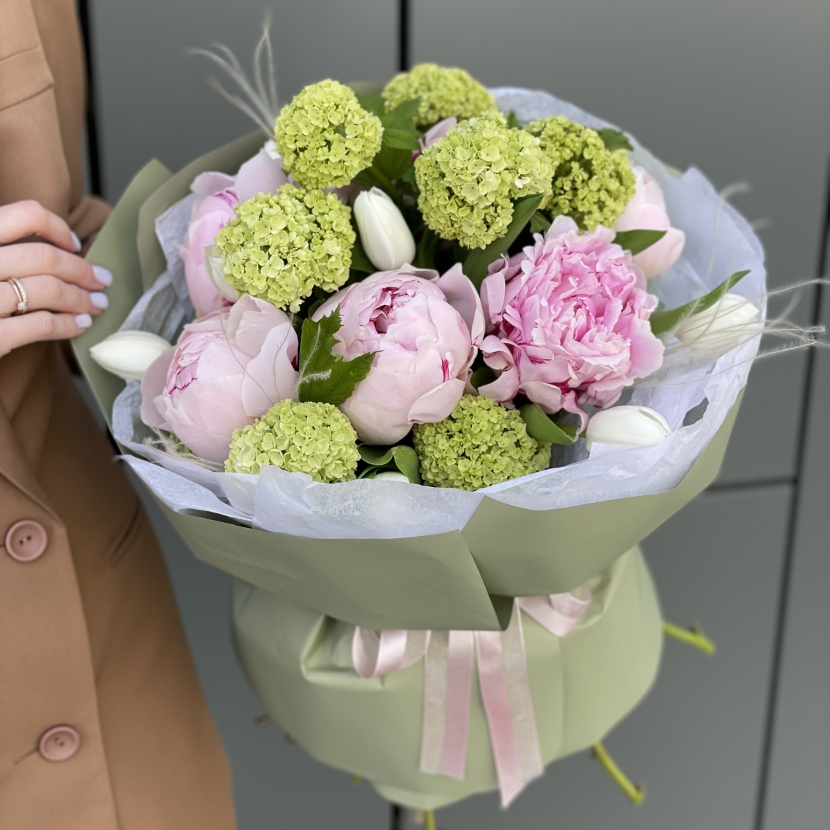 Букет Блум Макси из пионов, тюльпанв и вибурнума