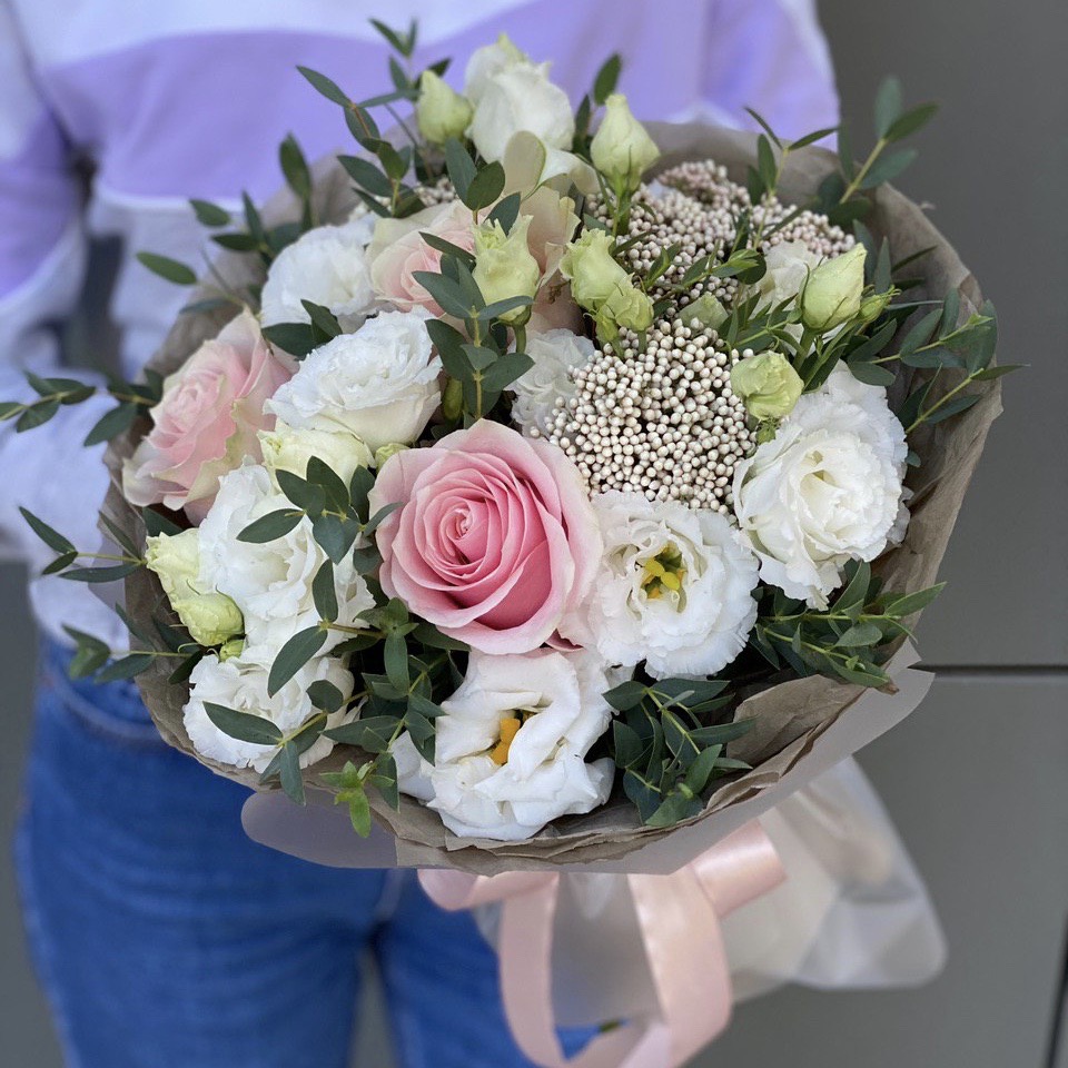 Букет из эустомы, розы и озотамнуса Утренний рассвет