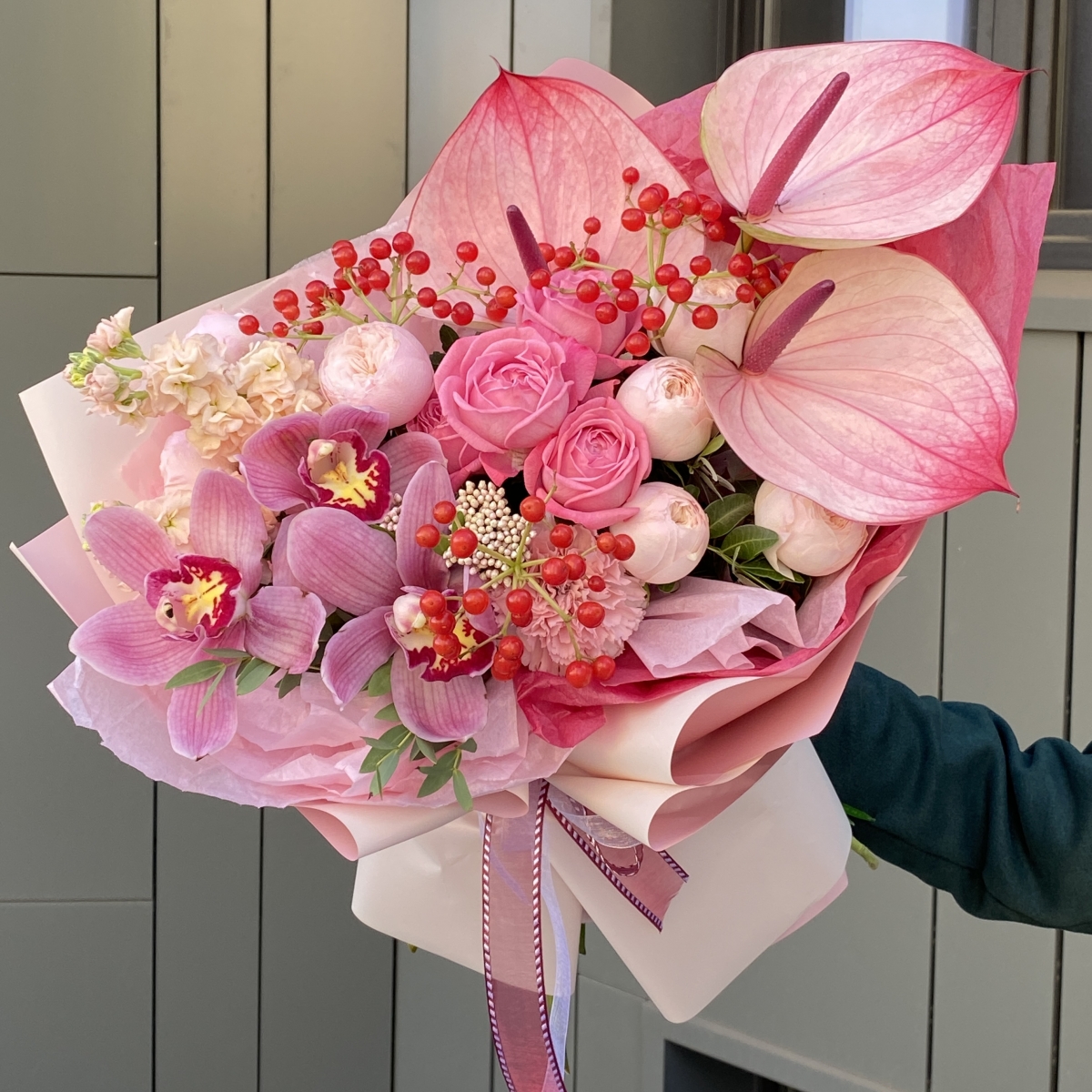 Букет Миледи из антуриума, цимбидиума, вибурнума, озотамнуса и маттиолы