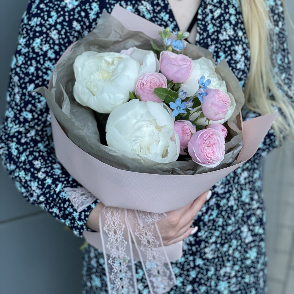 Букет Весеннее небо из пионовидных кустовых роз, пионов и оксипеталума