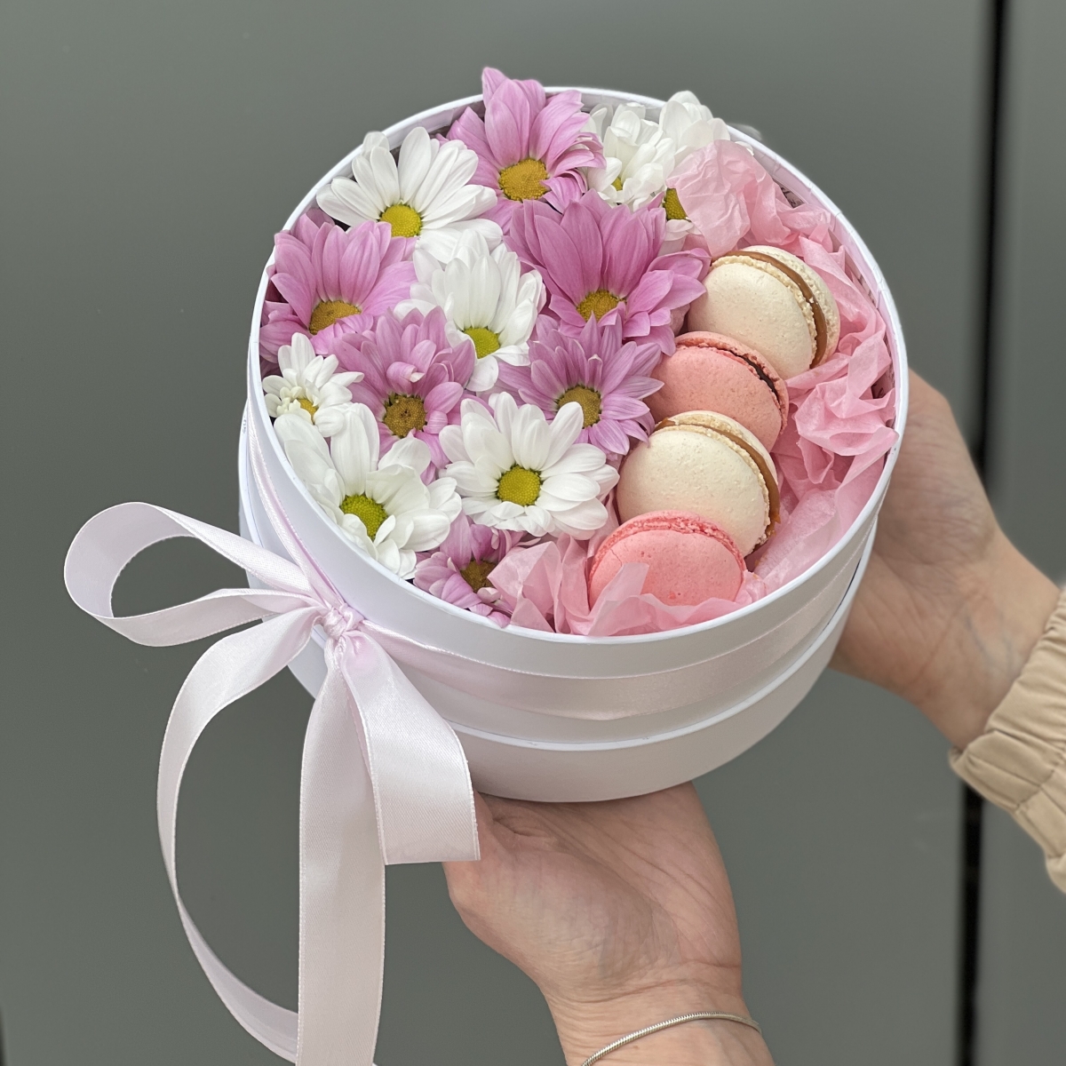 Коробочка Розовое и белое с хризантемой и печеньем macarons