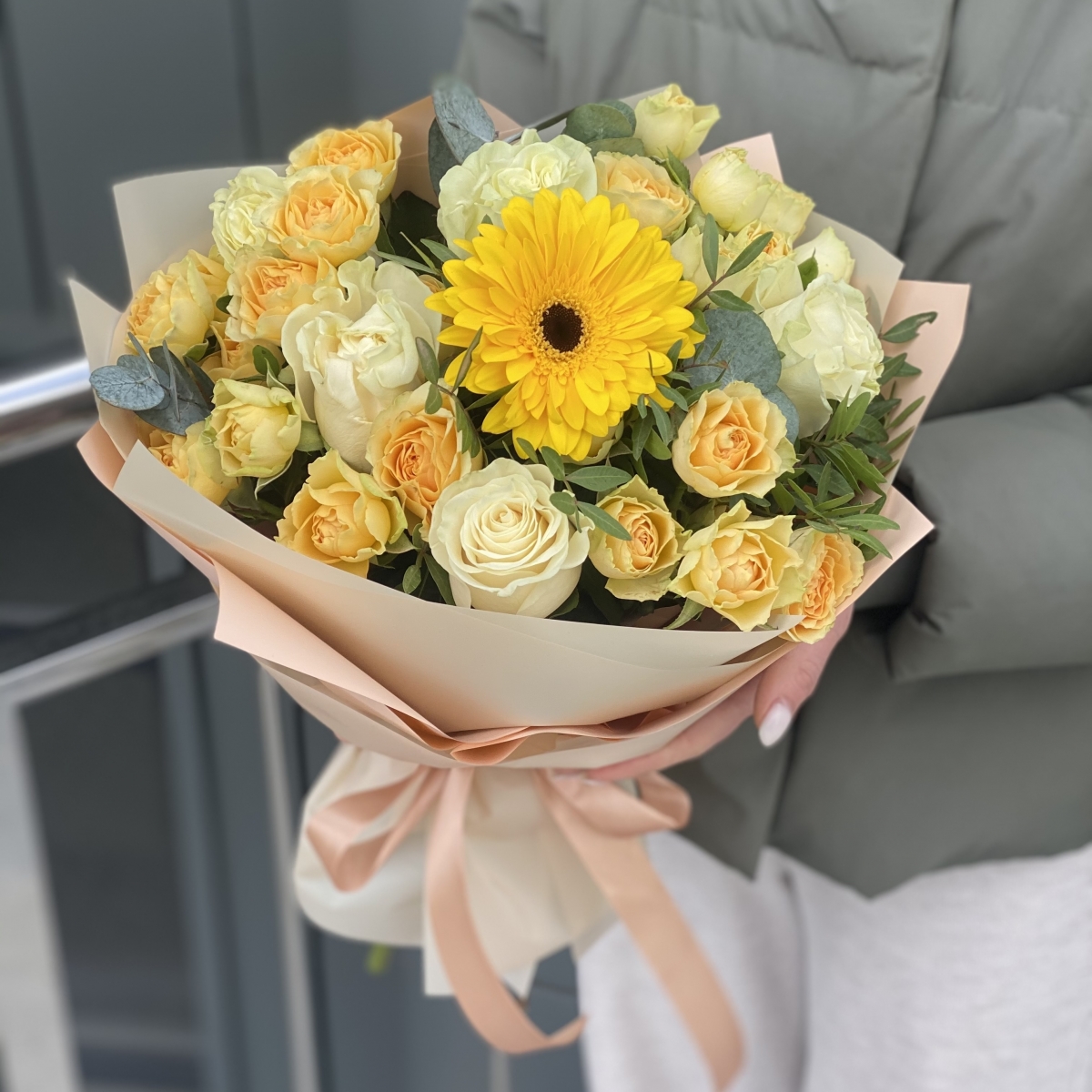 Букет Весеннее очарование из герберы, кустовых и одноголовых роз