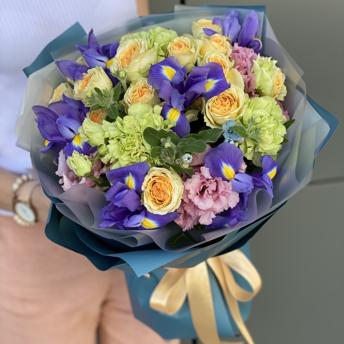 Букет из кустовой розы, эустомы, ирисов и диантуса Меган