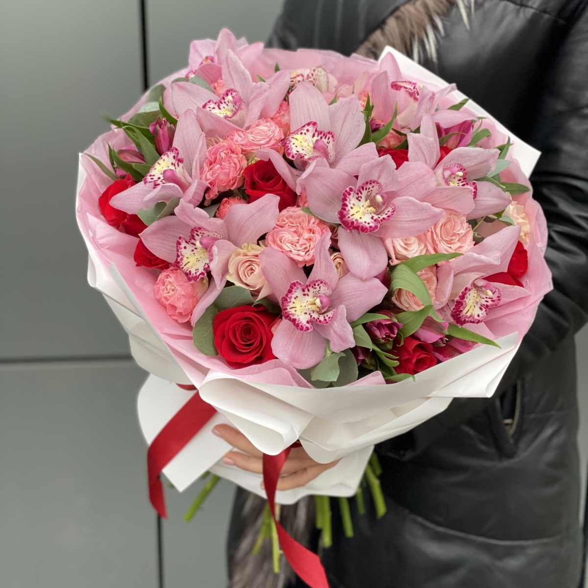 Букет Миранда с красными и розовыми розами