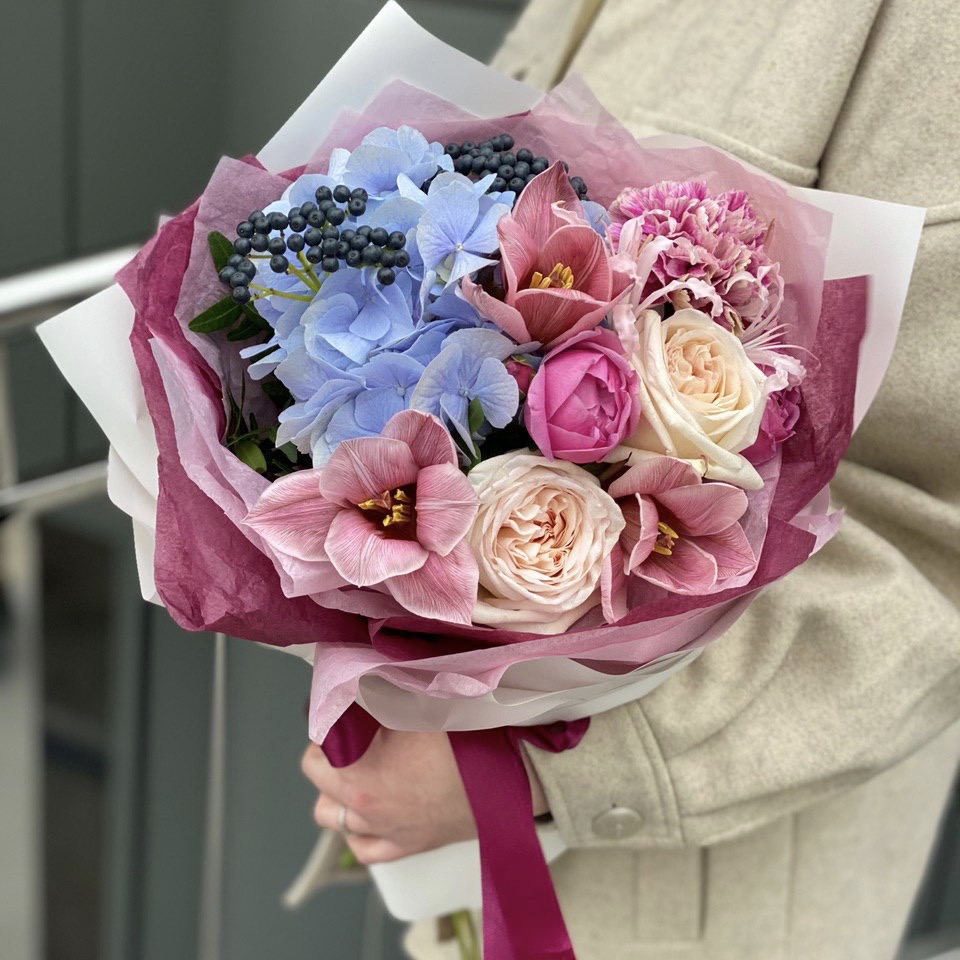 Букет из гортензии, роз, диантуса и тюльпанов Винный конфи