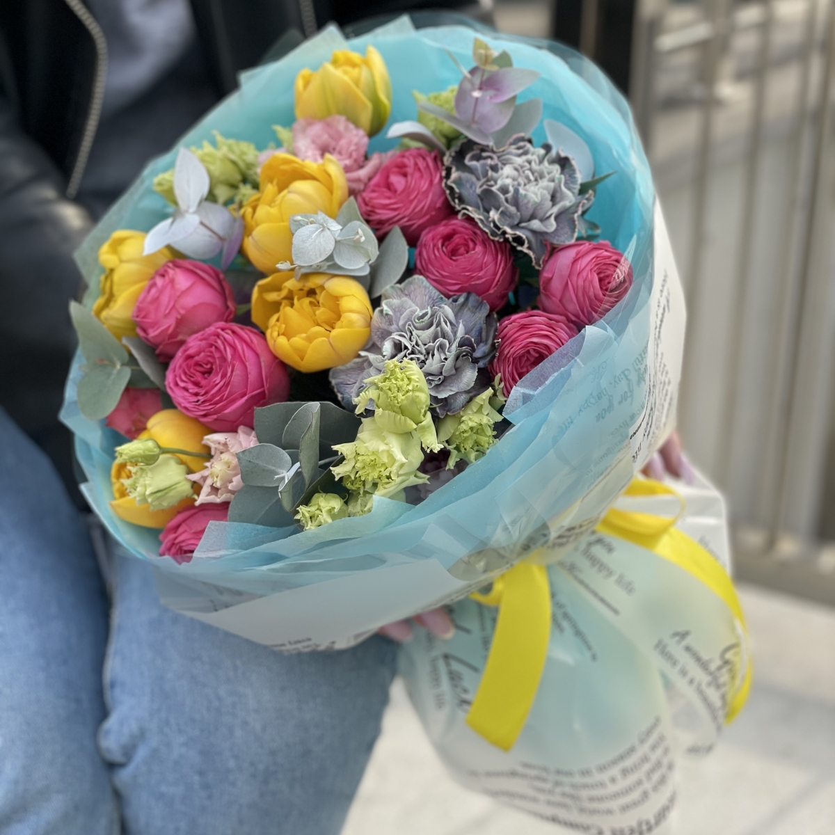 Букет Морской Бриз из пионовидных тюльпанов, диантуса и роз