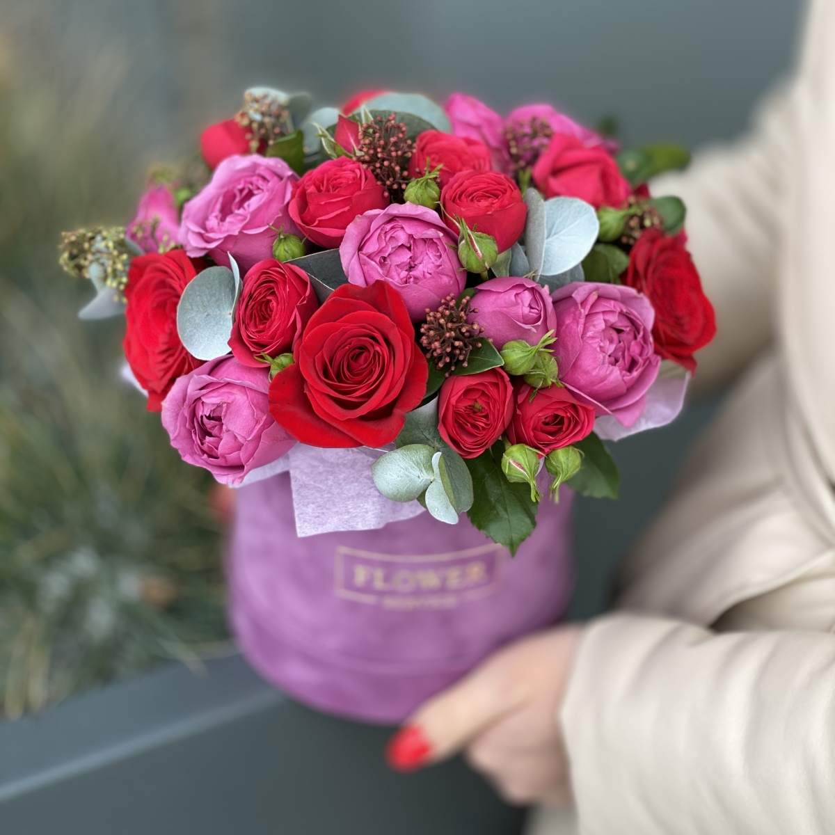 Коробка В Тёплых Объятиях из роз сорта фридома, мисти и квинси, скиммии и эвкалипта