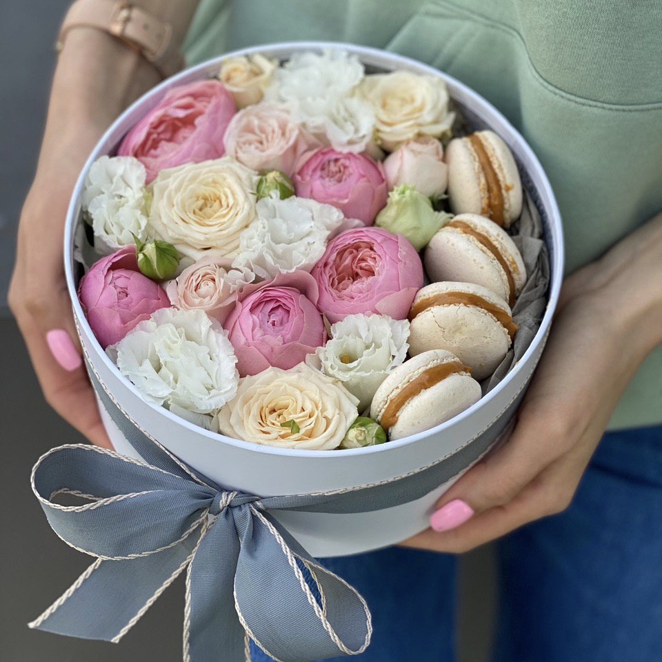 Коробка из кустовой розы и эустомы Мартовский поцелуй