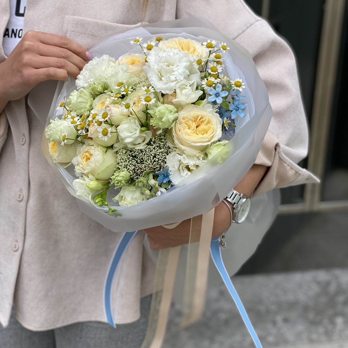 Букет Летнее настроение из танацетума, фрезии, розы сорта роял парк, эустомы, трахелиума и оксипеталума