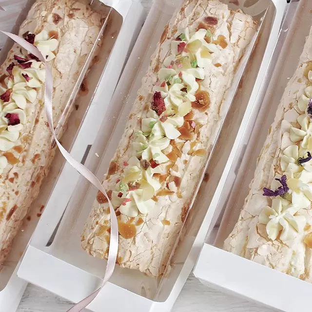 Меренговый рулет с ягодной начинкой